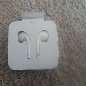 New Apple White Wired Earbuds